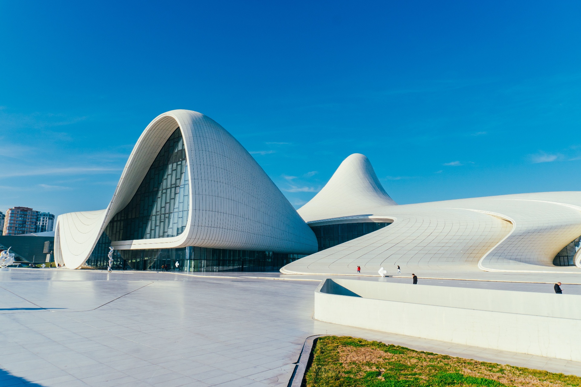 The white curving façade of the Heydar Aliyev Center in Baku under a clear sky